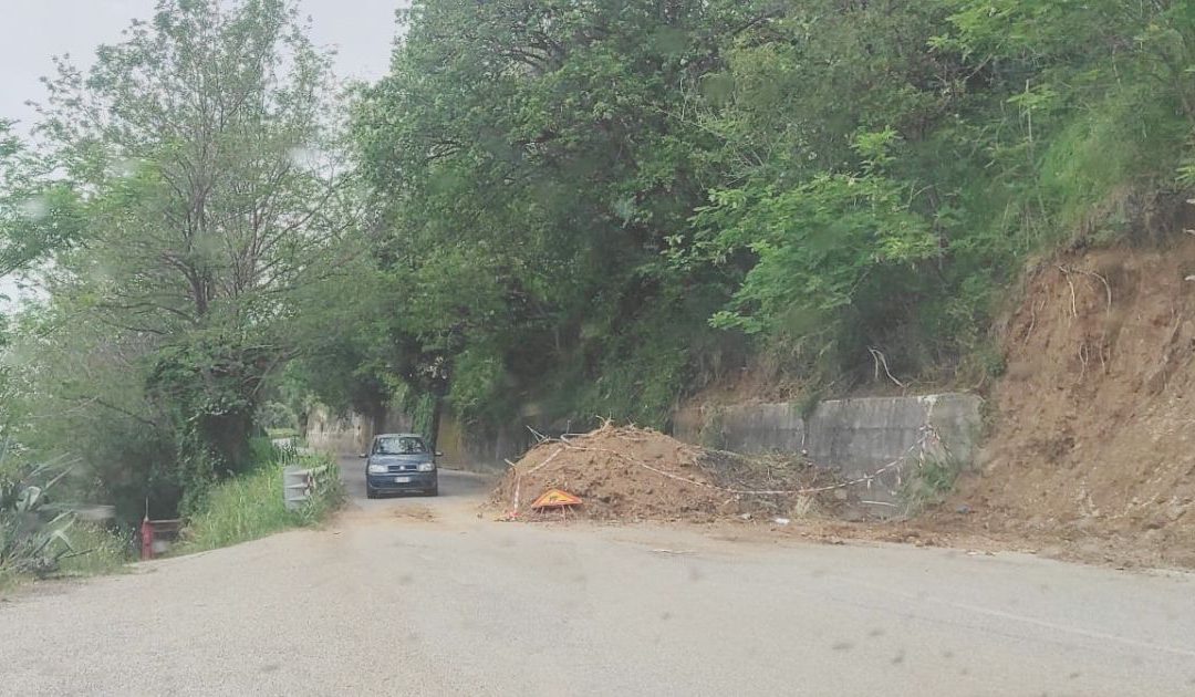 Un'auto in transito sulla Pizzo-Maierato