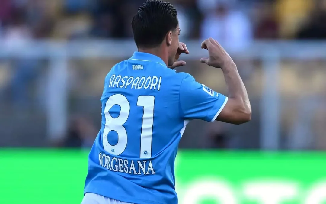 Il Napoli vince di misura e fa un passo verso lo scudetto, a Lecce 0-1 targato Raspadori