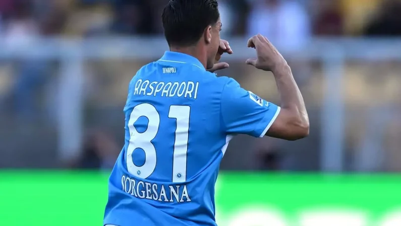 Il Napoli vince di misura e fa un passo verso lo scudetto, a Lecce 0-1 targato Raspadori