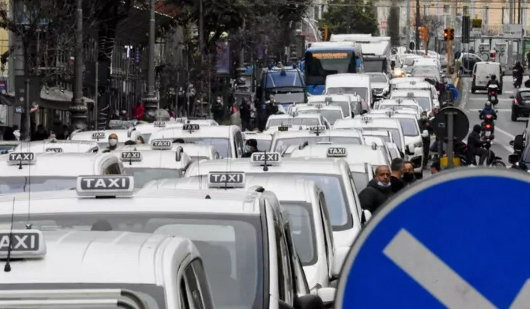 Traffico a Napoli, il 20 maggio la protesta dei tassisti