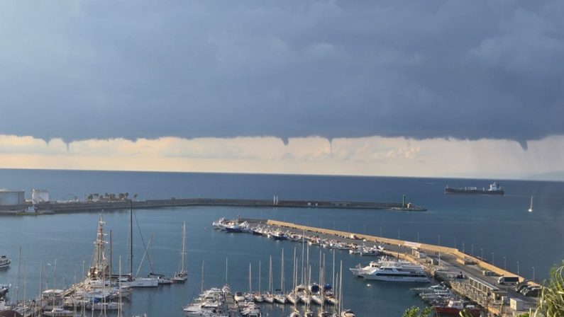Lo spettacolo delle trombe d'aria marine a Vibo Marina