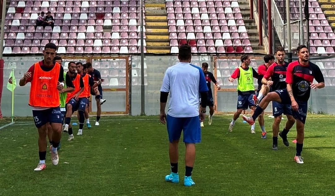 Il riscaldamento della Vibonese al Granillo: il club replica a De Felice della Reggina