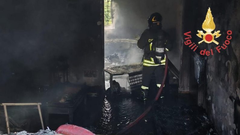 Amaroni, incendio in abitazione: due persone intossicati dal fumo