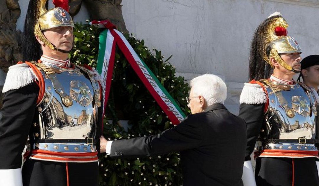 Il Presidente della Repubblica, Mattarella, durante la deposizione della corona d'alloro