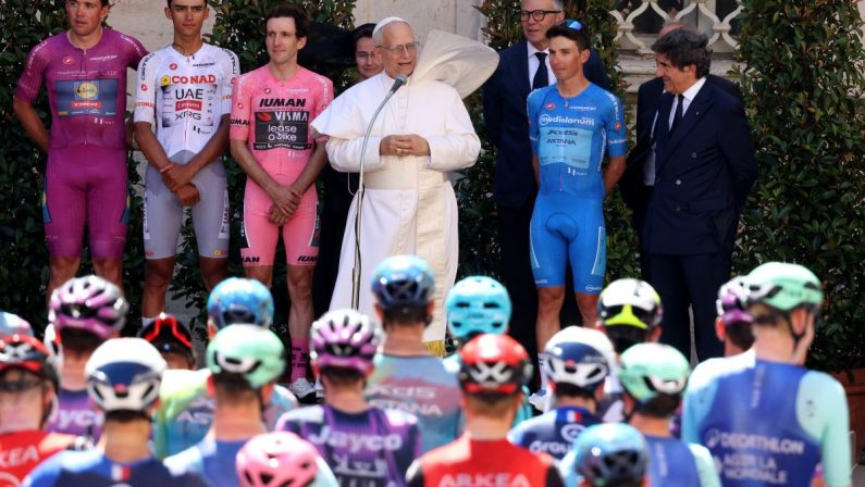 A Roma trionfa Kooij, Simon Yates vince il Giro2025
