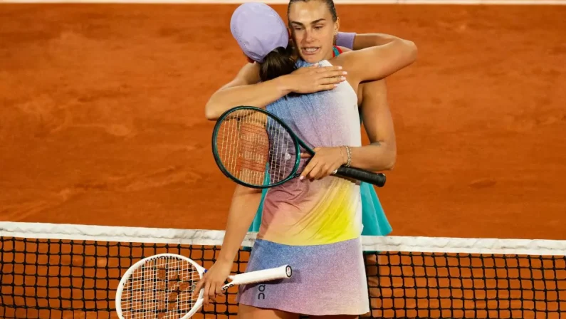 Swiatek giù dal trono, a Parigi sarà finale Sabalenka-Gauff