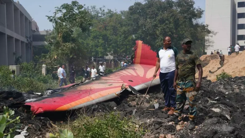 Aereo per Londra si schianta in India, un sopravvissuto. Oltre 200 morti