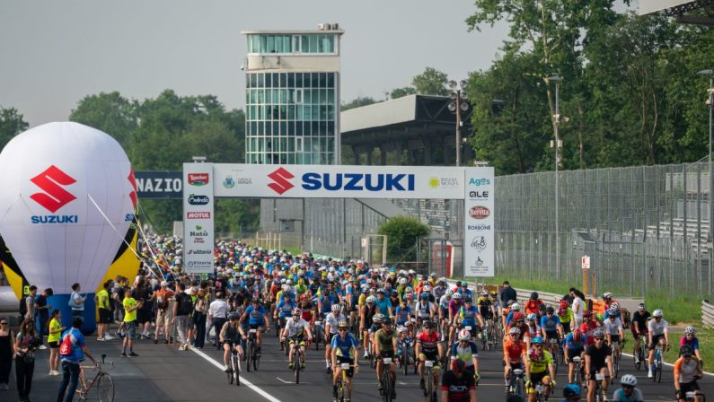 Suzuki Bike Day, un’onda blu di oltre 2500 ciclisti conquista Monza