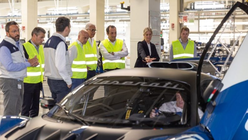 Stellantis, Filosa visita stabilimento Maserati “Orgogliosi del marchio”