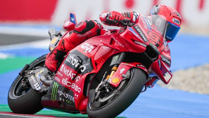 Marc Marquez vince anche la sprint di Assen, Bezzecchi sul podio