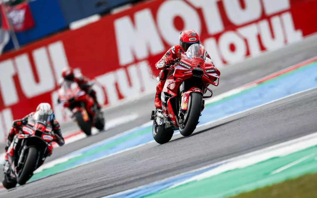Marc Marquez vince ad Assen, podio per Bezzecchi e Bagnaia