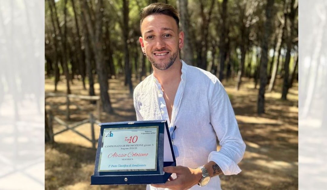Alessio Colosimo con la targa ricevuta dal Quotidiano del Sud per la vittoria nella Top Ten di Promozione A