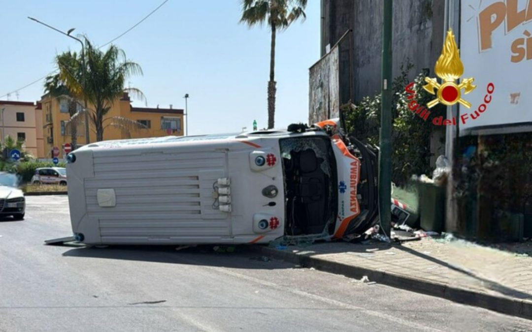 Salerno, ambulanza si scontra con auto: tre feriti