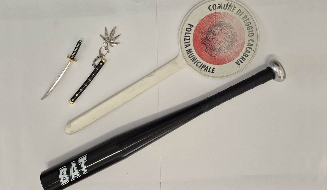 Reggio, minacce tra automobilisti, la Polizia Locale sequestra mazza da baseball e mini catana