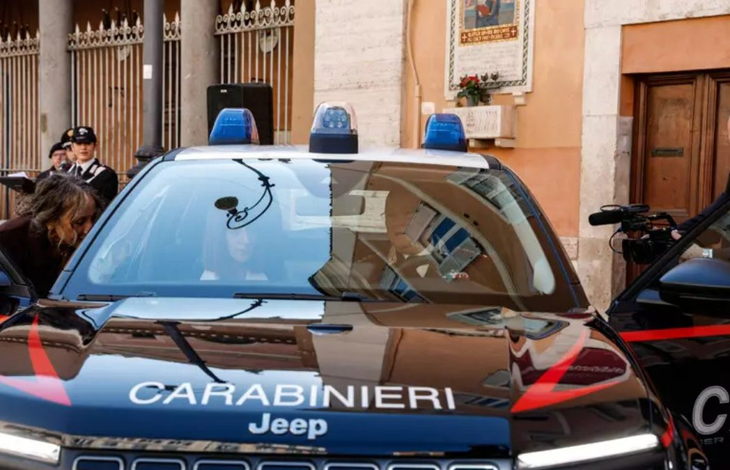 Gallipoli, ferisce con forbici compagna e suocera e si lancia dalla finestra