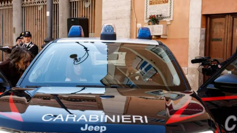 Gallipoli, ferisce con forbici compagna e suocera e si lancia dalla finestra