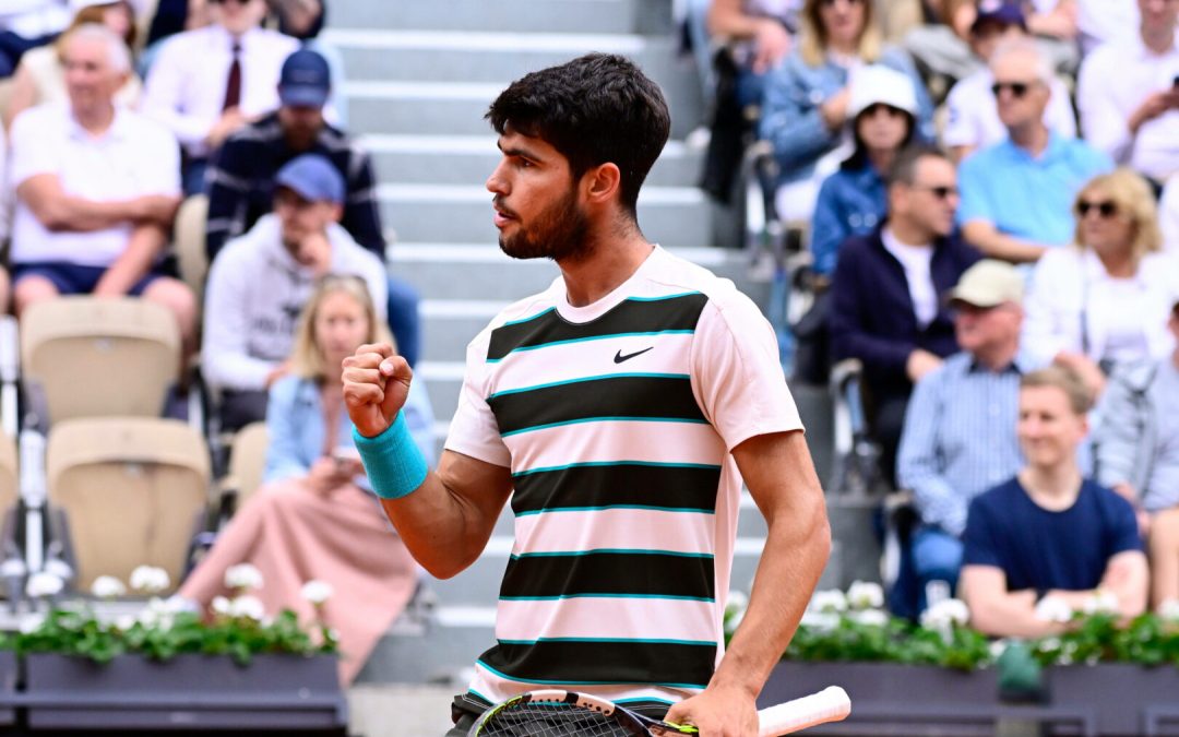 Il Roland Garros è di Alcaraz, lo spagnolo annulla tre match point e rimonta Sinner in una partita epica