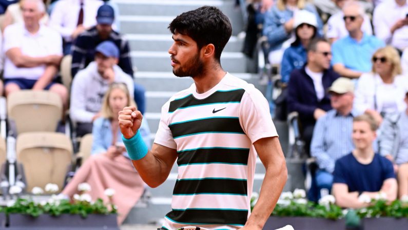 Il Roland Garros è di Alcaraz, lo spagnolo annulla tre match point e rimonta Sinner in una partita epica