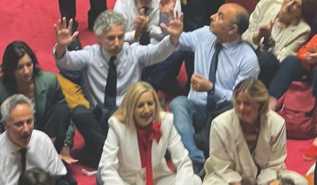 La protesta in Aula dei parlamentari dell’opposizione
