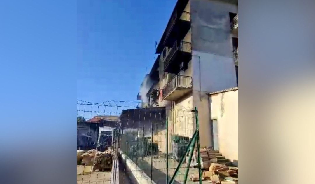 Il deposito di frutta e la palazzina incendiate a Campora San Giovanni