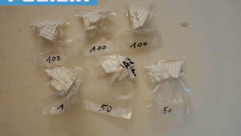 Crotone, se ne andava a spasso con oltre mezzo di chilo di cocaina in pieno centro
