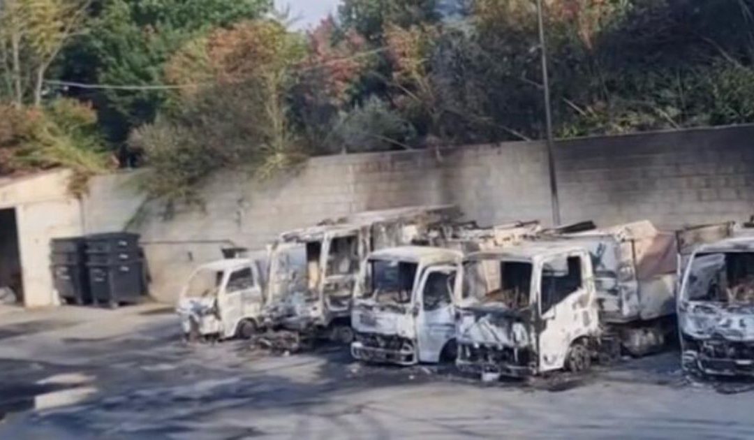 Ecologia Oggi, i mezzi distrutti dalle fiamme