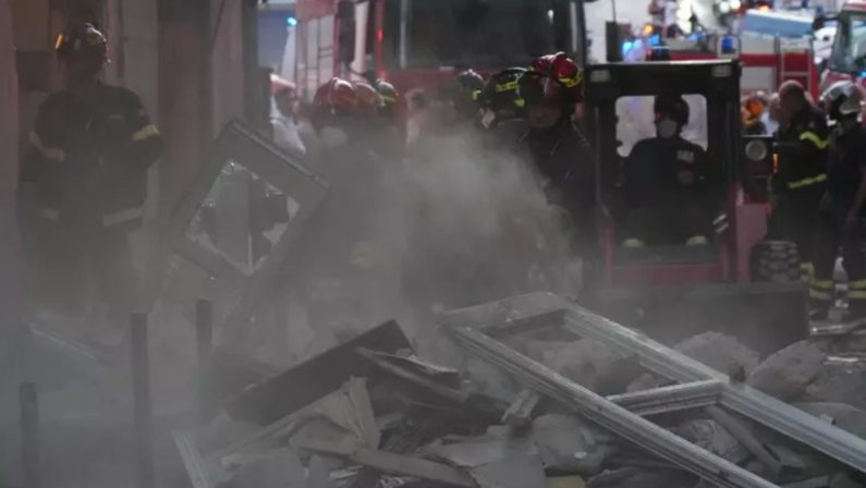 Esplosione a Napoli, si indaga su licenze e lavori: una vittima, quattro feriti