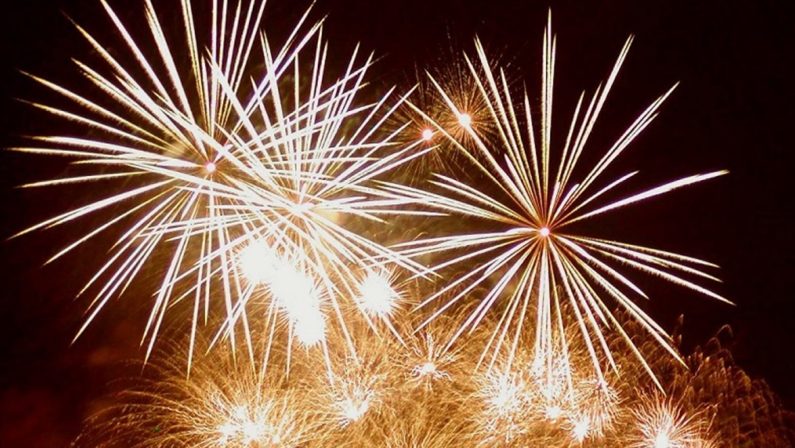 Fuochi d'artificio per il ritorno del marito dal carcere: denunciata