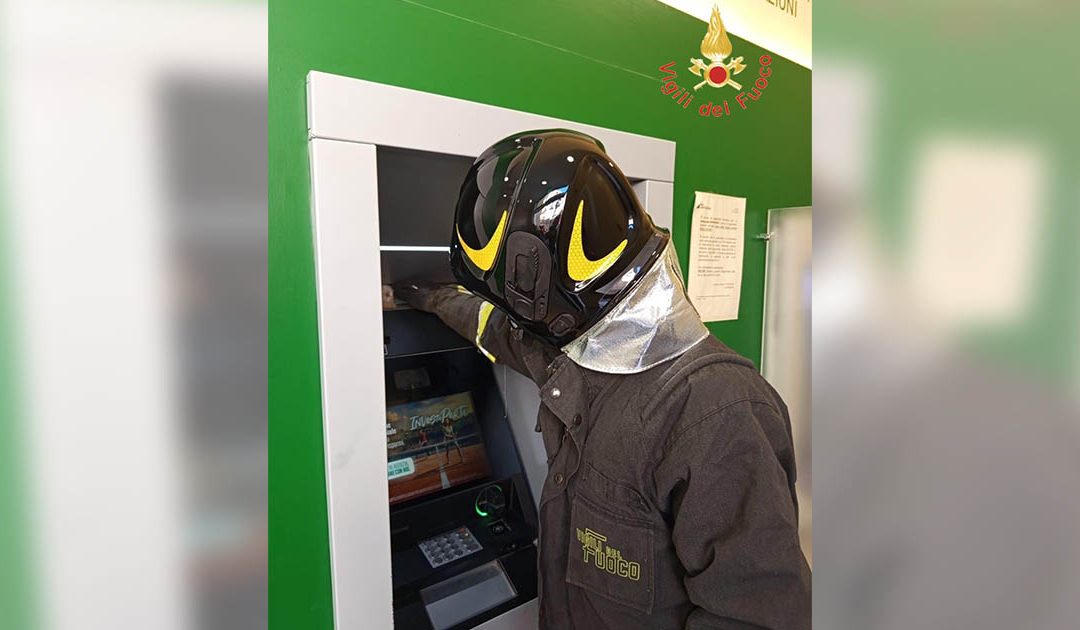 Lamezia, gatto si rifugia in un bancomat: salvato dai Vigili del Fuoco