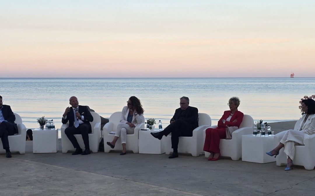 La tavola rotonda sul lungomare di Crotone