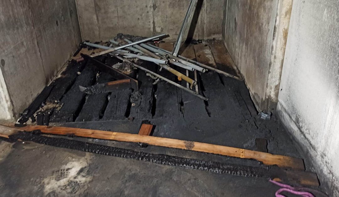 Il vano ascensore in fiamme