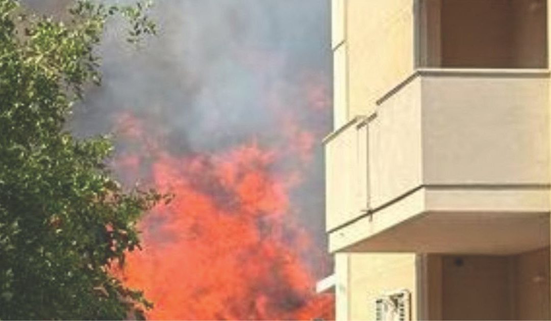 L'incendio tra le abitazioni