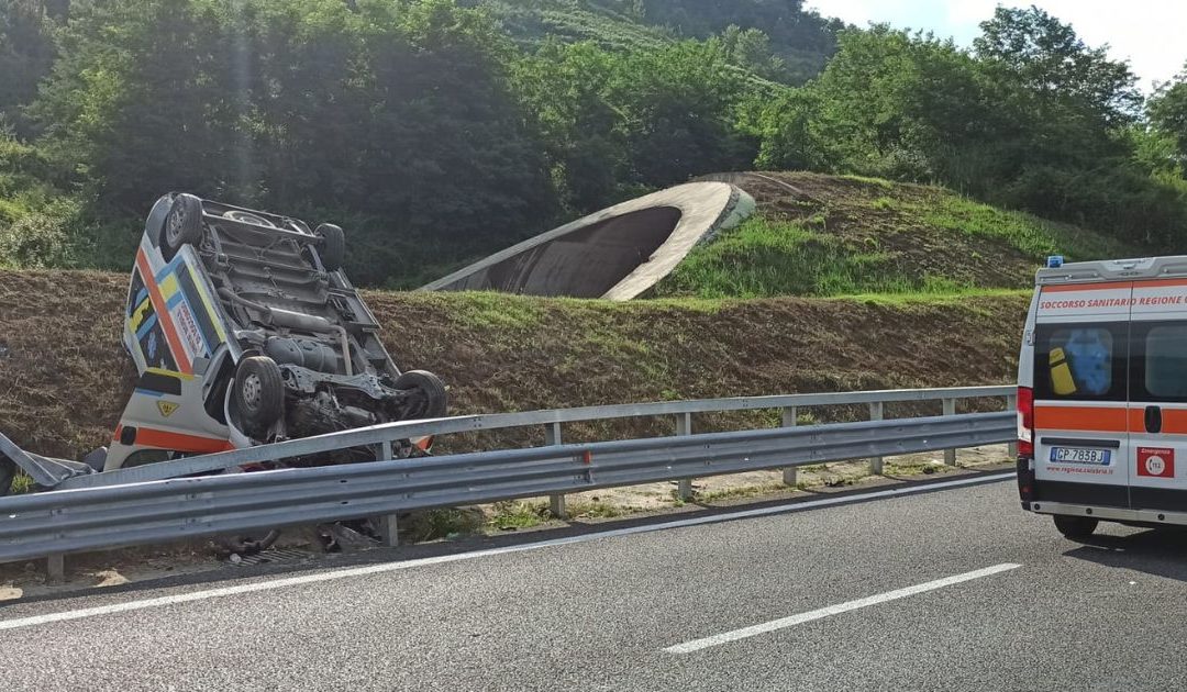 L'ambulanza privata finita fuori strada