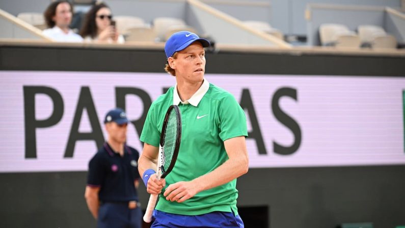 Sinner schiacciasassi, batte anche Bublik e vola in semifinale al Roland Garros