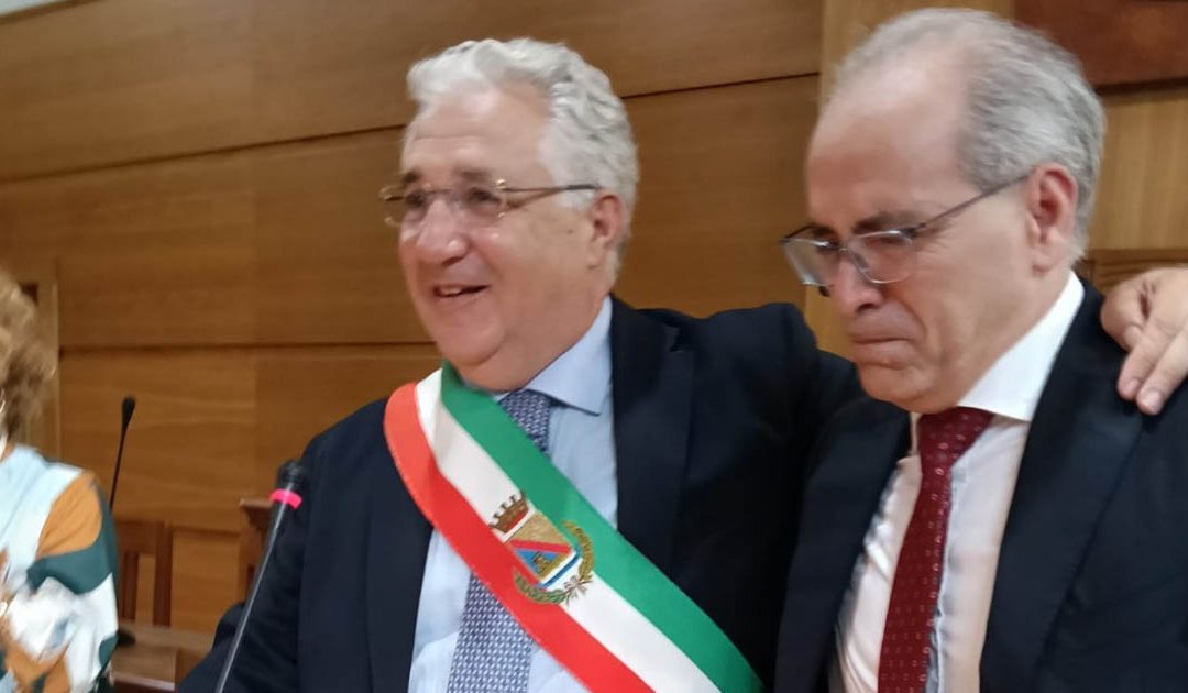 Il passaggio di consegne tra il sindaco uscente Mascaro e il nuovo sindaco Murone