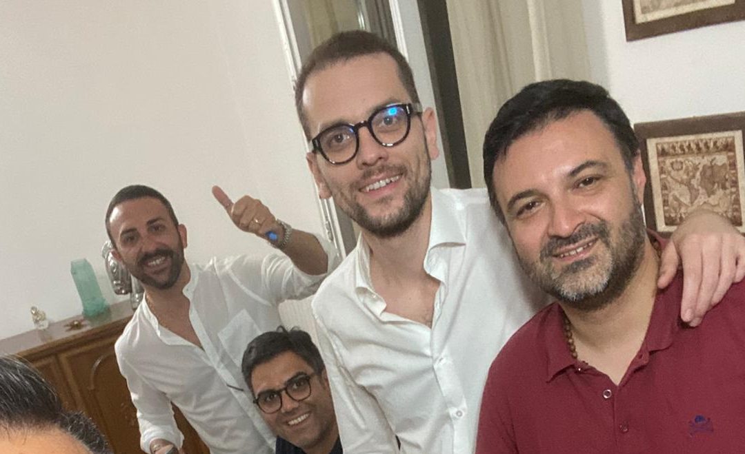 Matteo Lettieri (il primo a destra) festeggia dopo il congresso