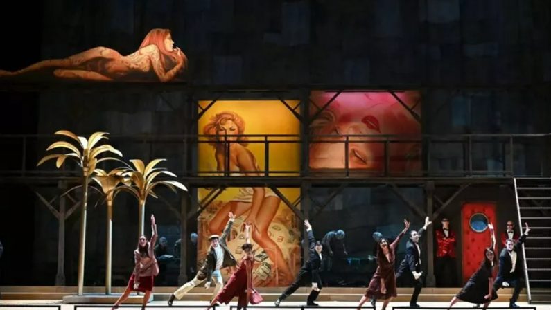Bari, al Petruzzelli torna la grande lirica con “Ascesa e caduta della città di Mahagonny”