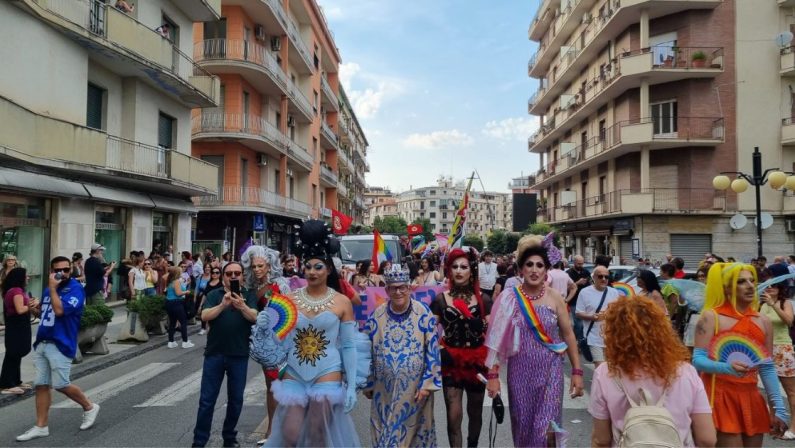 Cosenza, in migliaia al Pride 2025 per la parata arcobaleno - VIDEO