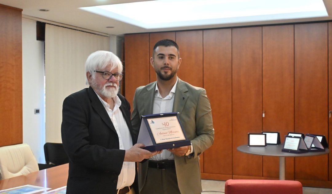 Antonio Mercuri ha vinto la Top Ten di Eccellenza 2024/25: nella foto la premiazione con il direttore de L'Altravoce/Quotidiano del Sud, Massimo Razzi