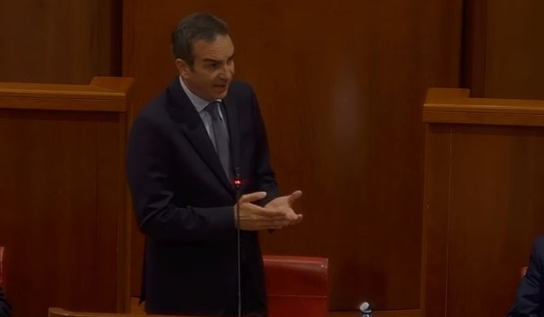 Il governatore Roberto Occhiuto durante il suo intervento in Consiglio regionale