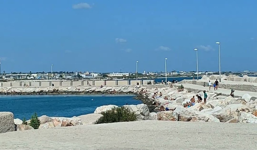 Gli scogli del molo San Nicola a Trani