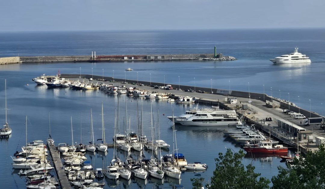 L'entrata del Vive la Vie; nel porto di Vibo Marina (foto Daniele Cugliari)