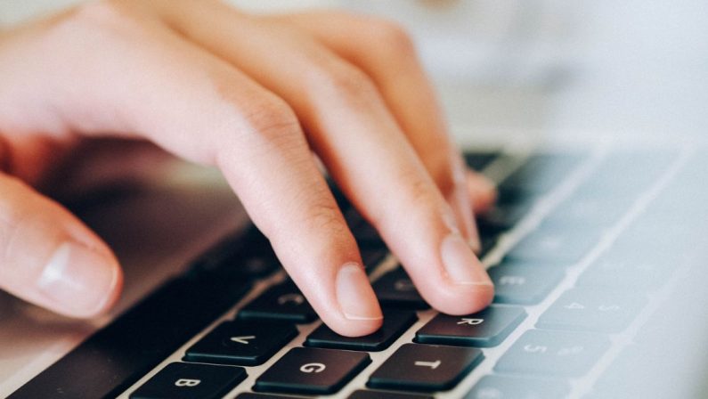 Baravano per sfruttare “click day” migranti, 5 arresti