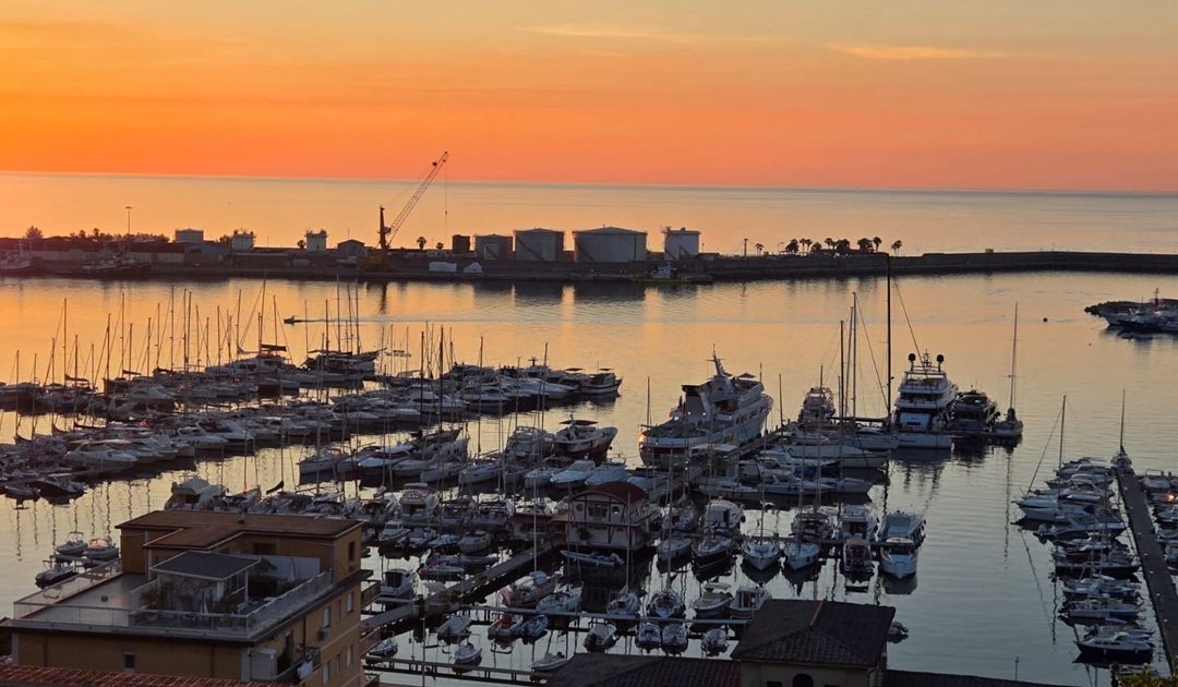 Lo yacht al porto di Vibo Marina (Foto Daniele Cugliari)