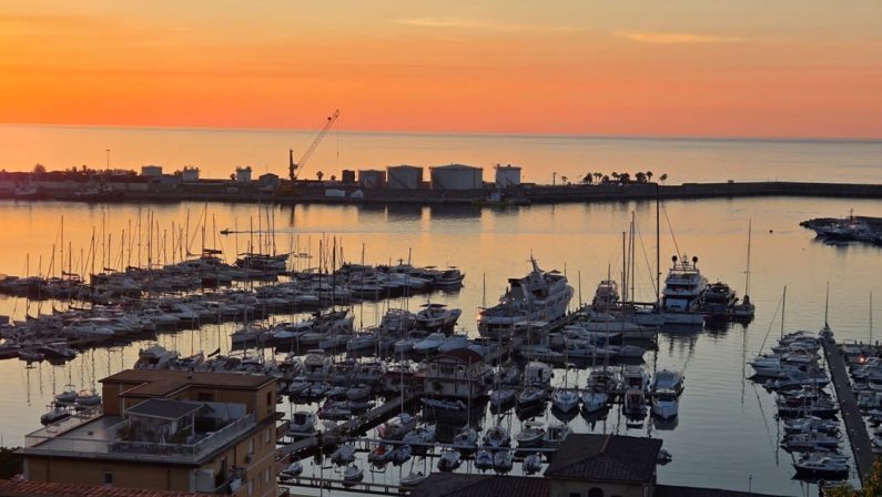 "My Esmeralda", il super yacht di lusso al porto di Vibo Marina