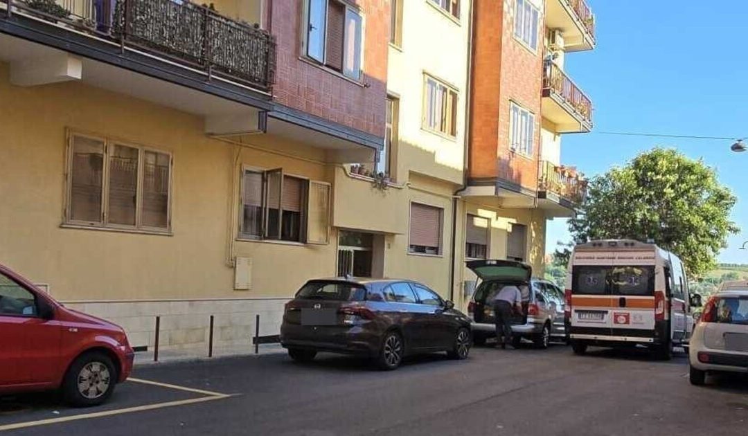 L'ambulanza davanti al palazzo in cui si è consumata la tragedia