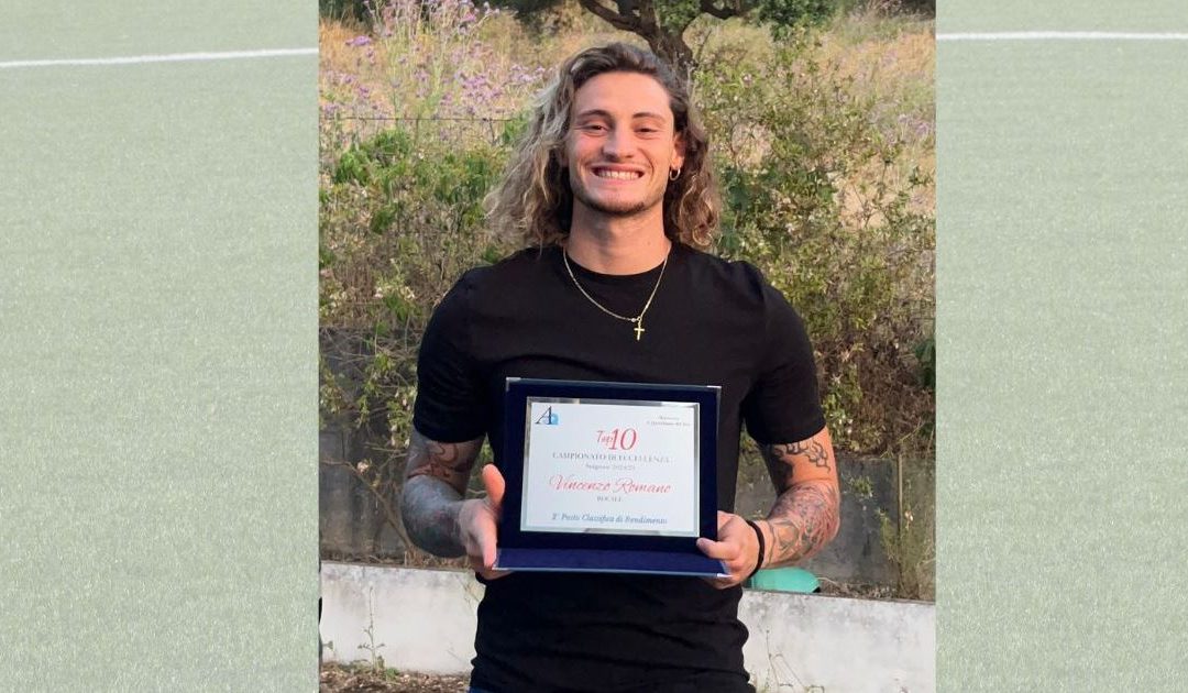 Il centravanti Vincenzo Romano secondo classificato nella Top Ten di Eccellenza de l'Altravoce il Quotidiano del Sud