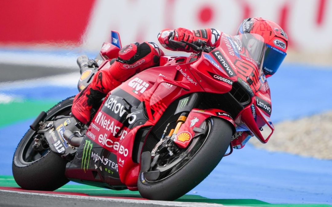 Marc Marquez show al Sachsenring: vince la sprint davanti a Bezzecchi e partirà dalla pole