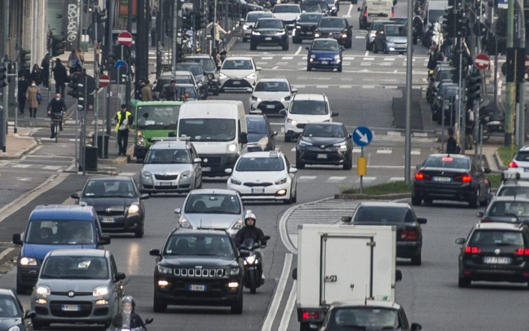 A giugno il mercato dell’auto in calo del 17,4% su base annua