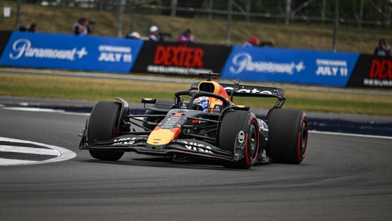 Pole Verstappen a Silverstone davanti a Piastri, Ferrari in terza fila